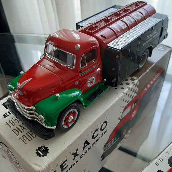 1955 DIAMOND-T FUEL TANKER TEXACO TOY TRUCK BUNDLE - Picture 4 of 12